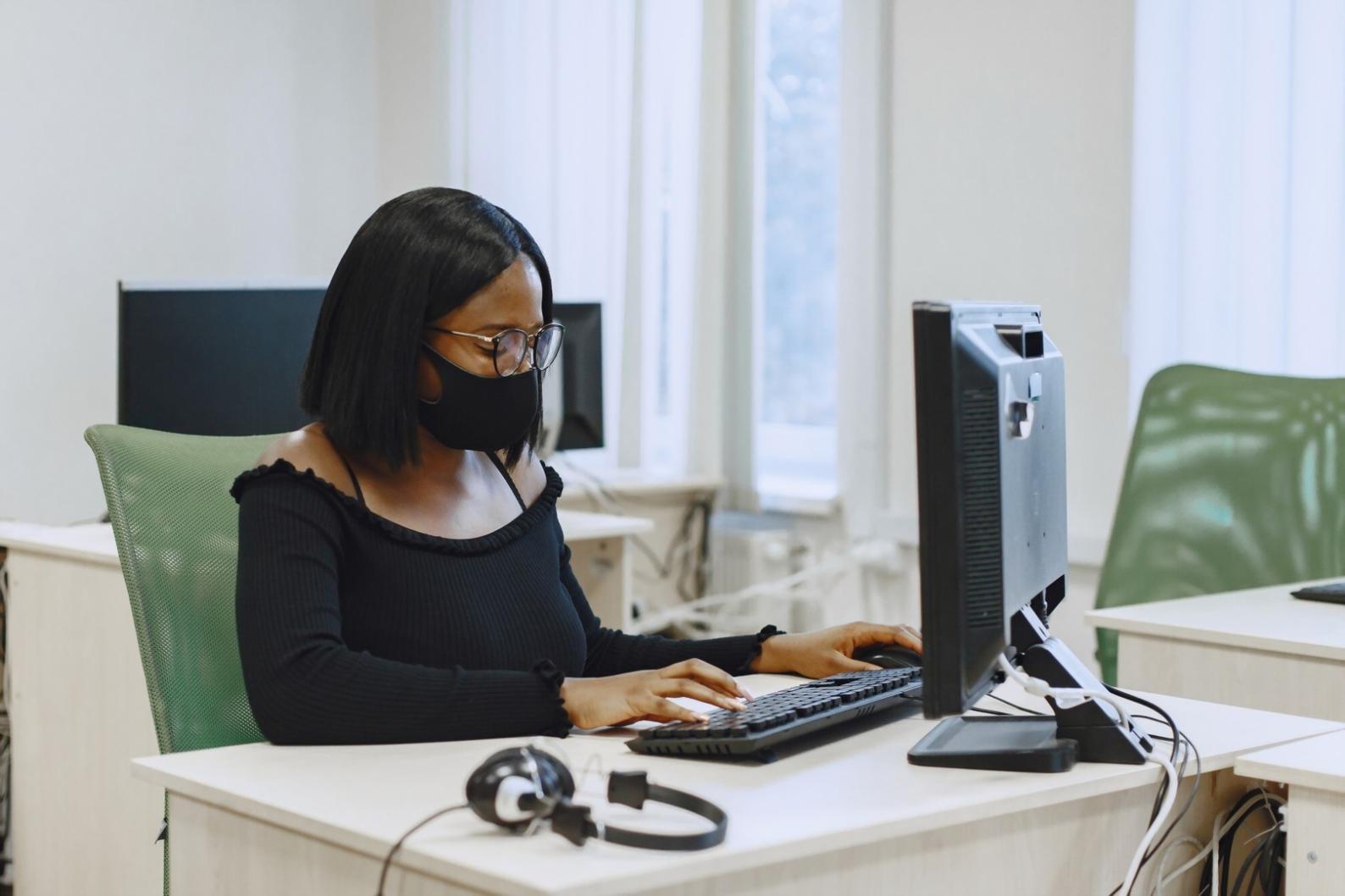 Rechtliche KI-Schulung in moderner Lernumgebung