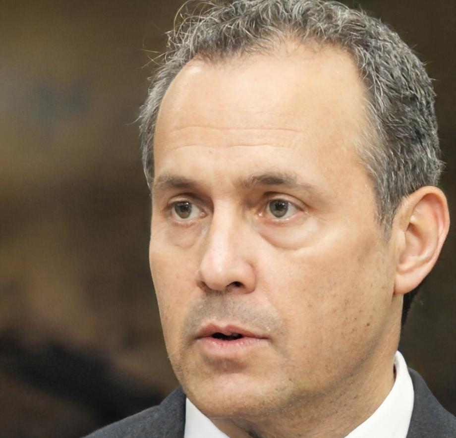 Porträt von Henrik Völkner, Kursleiter für KI im Vertragsrecht